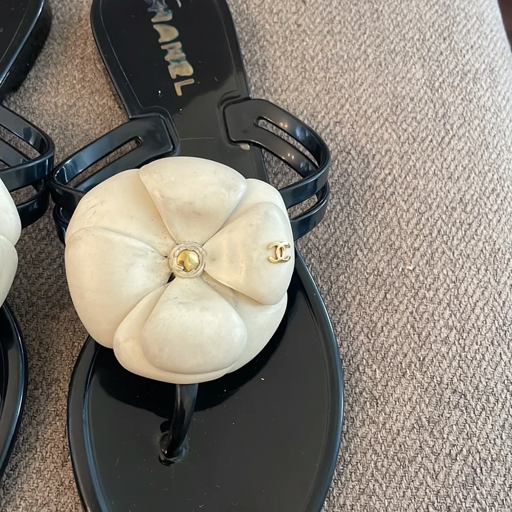CHANEL white Rubber Camellia Beach Sandals